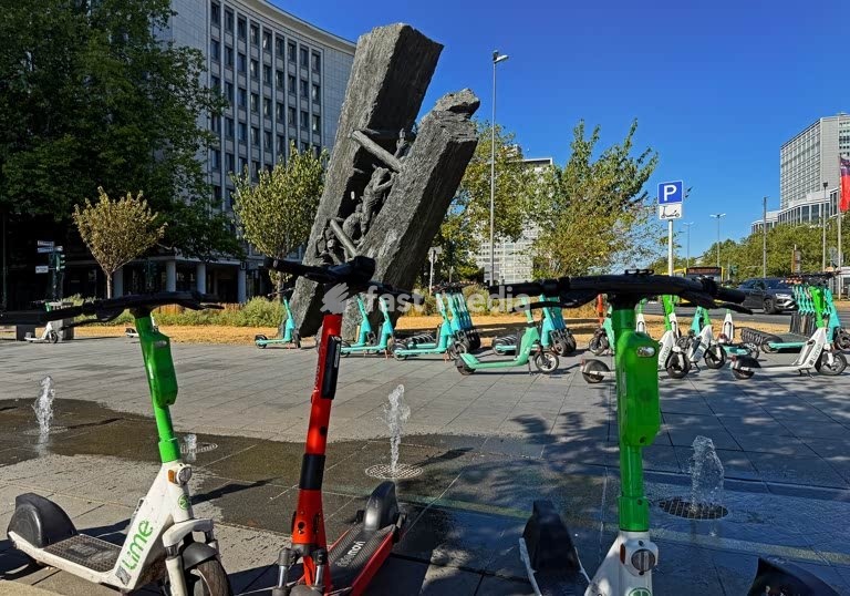 Essen, the sculpture ‘Steile Lagerung’ by Max Kratz on Europaplatz (formerly part of the Alte Freiheit). In front of it, numerous e-scooters have been left parked. Essen, 28 July 2026