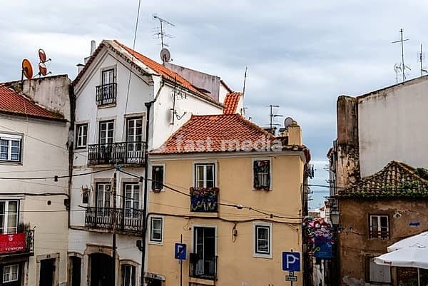 Alfama Street Scene in Lissabon ein regnerischer Tag