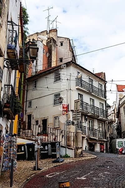 Alfama Street Scene in Lissabon ein regnerischer Tag