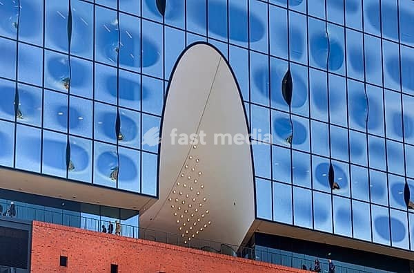 Hamburg, Deutschland ? 15. April 2026: Die moderne, wellenförmige Glasfassade der Elbphilharmonie in Hamburg, Deutschland