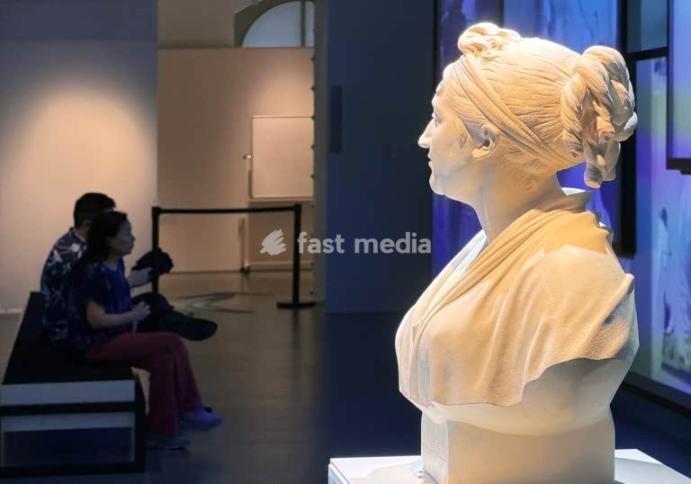 Göttingen, Forum Wissen, the interdisciplinary museum of Georg-August University. The building originally housed the Natural History Museum, which opened in 1879. Bust of Dorothea Schlözer (full name: Baroness Dorothea von Rodde-Schlözer). She was a German philosopher and salon hostess and belonged…