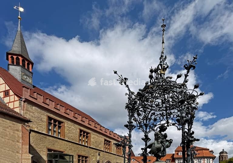 Göttingen, the Gänseliesel Fountain on the market square. The fountain was erected in 1901 to designs by the architect Heinz Stöckhardt and the sculptor Paul Nisse in the Art Nouveau and late historicist styles. In the background is the Old Town Hall, built between 1270 and 1473, mainly in the…