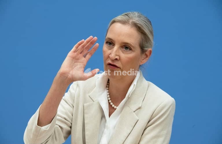Alice Weidel, politician, AfD, Germany. A portrait of the AfD’s federal spokesperson and parliamentary group leader in the German Bundestag at the Federal Press Conference. One day after the successful state elections in Saxony-Anhalt, the party leadership holds a press conference. Berlin, 7…