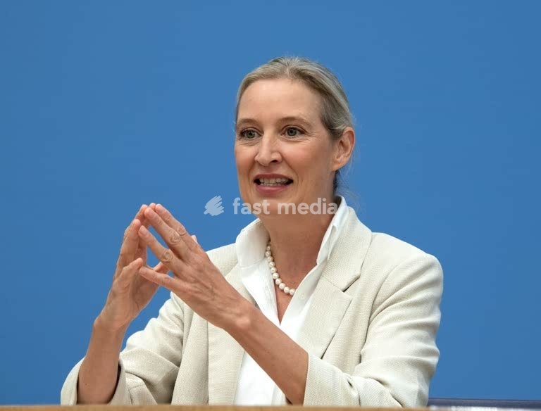 Alice Weidel, politician, AfD, Germany. A portrait of the AfD’s federal spokesperson and parliamentary group leader in the German Bundestag at the Federal Press Conference. One day after the successful state elections in Saxony-Anhalt, the party leadership holds a press conference. Berlin, 7…