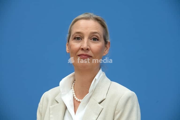 Alice Weidel, politician, AfD, Germany. A portrait of the AfD’s federal spokesperson and parliamentary group leader in the German Bundestag at the Federal Press Conference. One day after the successful state elections in Saxony-Anhalt, the party leadership holds a press conference. Berlin, 7…