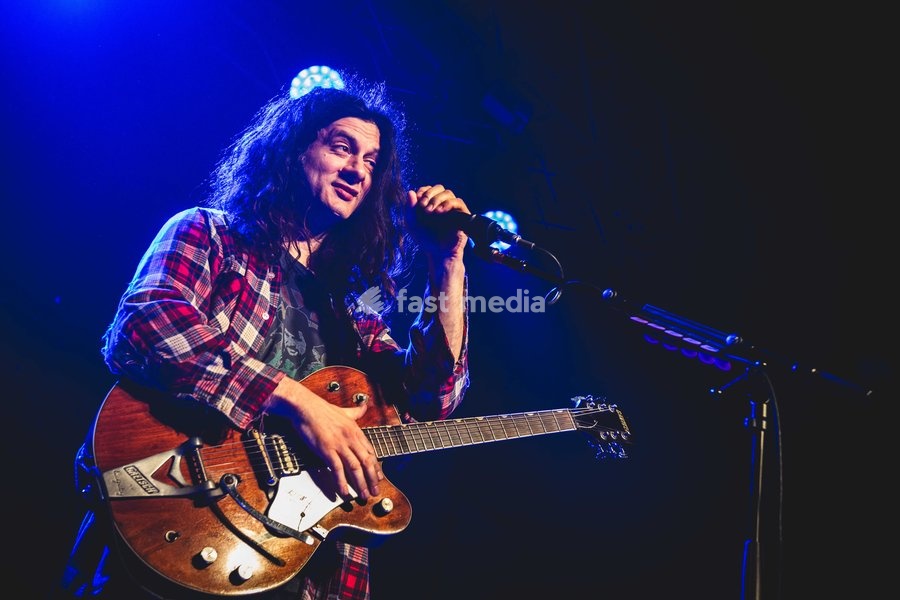Kurt Vile & The Violators performing live at SWG3 in Glasgow. The acclaimed Philadelphia singer-songwriter and his band brought their signature hazy, guitar-driven sound to the renowned West End venue. Known for his laid-back vocal delivery and intricate fingerpicking, Vile delivered a captivating…