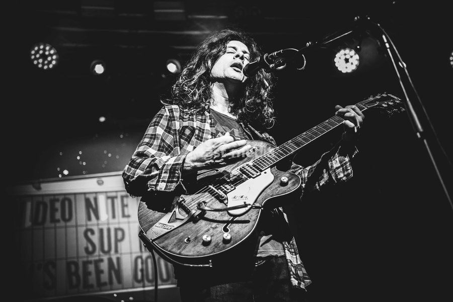 Kurt Vile & The Violators performing live at SWG3 in Glasgow. The acclaimed Philadelphia singer-songwriter and his band brought their signature hazy, guitar-driven sound to the renowned West End venue. Known for his laid-back vocal delivery and intricate fingerpicking, Vile delivered a captivating…