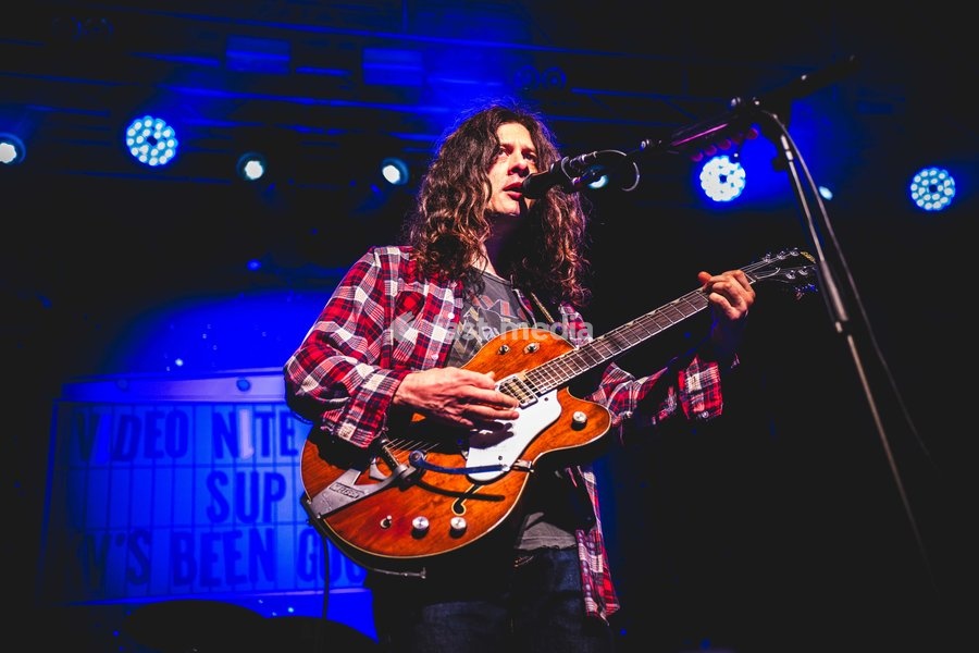 Kurt Vile & The Violators performing live at SWG3 in Glasgow. The acclaimed Philadelphia singer-songwriter and his band brought their signature hazy, guitar-driven sound to the renowned West End venue. Known for his laid-back vocal delivery and intricate fingerpicking, Vile delivered a captivating…