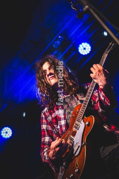 Kurt Vile & The Violators performing live at SWG3 in Glasgow. The acclaimed Philadelphia singer-songwriter and his band brought their signature hazy, guitar-driven sound to the renowned West End venue. Known for his laid-back vocal delivery and intricate fingerpicking, Vile delivered a captivating…