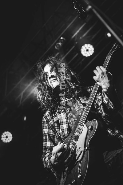 Kurt Vile & The Violators performing live at SWG3 in Glasgow. The acclaimed Philadelphia singer-songwriter and his band brought their signature hazy, guitar-driven sound to the renowned West End venue. Known for his laid-back vocal delivery and intricate fingerpicking, Vile delivered a captivating…