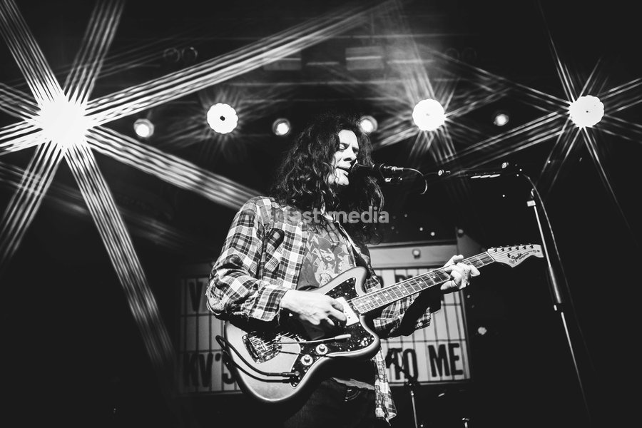 Kurt Vile & The Violators performing live at SWG3 in Glasgow. The acclaimed Philadelphia singer-songwriter and his band brought their signature hazy, guitar-driven sound to the renowned West End venue. Known for his laid-back vocal delivery and intricate fingerpicking, Vile delivered a captivating…