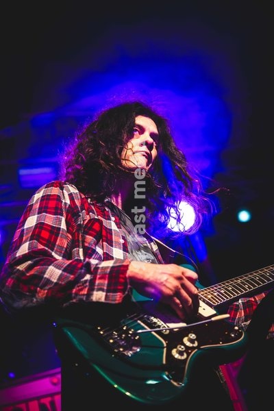 Kurt Vile & The Violators performing live at SWG3 in Glasgow. The acclaimed Philadelphia singer-songwriter and his band brought their signature hazy, guitar-driven sound to the renowned West End venue. Known for his laid-back vocal delivery and intricate fingerpicking, Vile delivered a captivating…