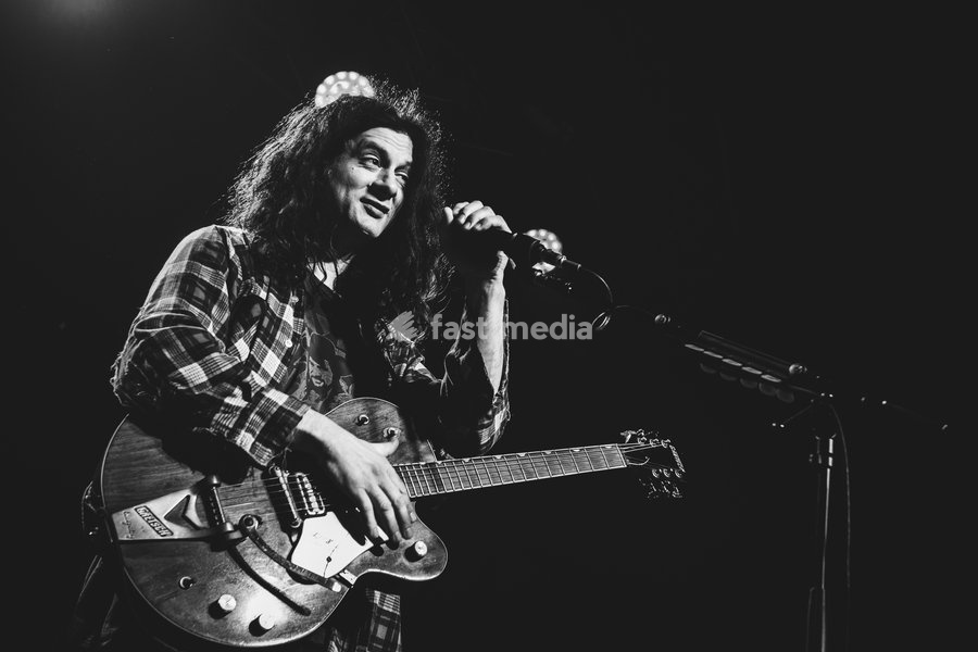 Kurt Vile & The Violators performing live at SWG3 in Glasgow. The acclaimed Philadelphia singer-songwriter and his band brought their signature hazy, guitar-driven sound to the renowned West End venue. Known for his laid-back vocal delivery and intricate fingerpicking, Vile delivered a captivating…