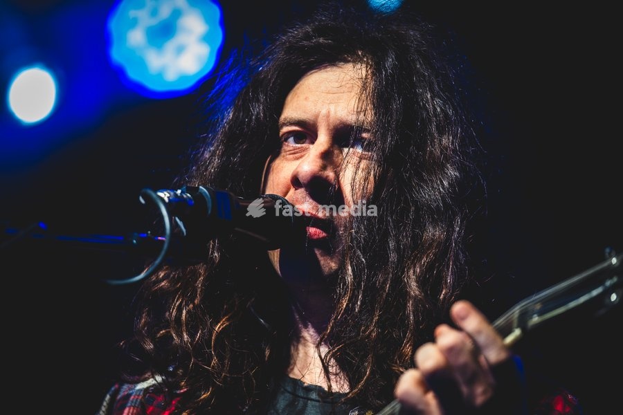 Kurt Vile & The Violators performing live at SWG3 in Glasgow. The acclaimed Philadelphia singer-songwriter and his band brought their signature hazy, guitar-driven sound to the renowned West End venue. Known for his laid-back vocal delivery and intricate fingerpicking, Vile delivered a captivating…