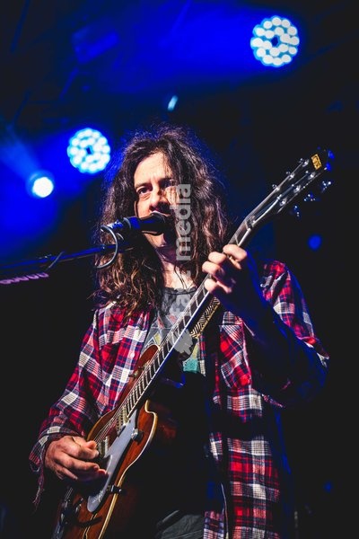 Kurt Vile & The Violators performing live at SWG3 in Glasgow. The acclaimed Philadelphia singer-songwriter and his band brought their signature hazy, guitar-driven sound to the renowned West End venue. Known for his laid-back vocal delivery and intricate fingerpicking, Vile delivered a captivating…
