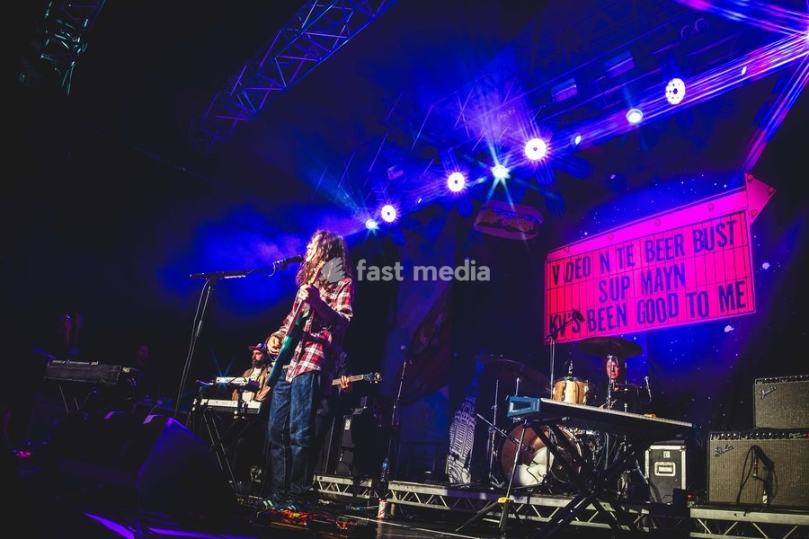 Kurt Vile & The Violators performing live at SWG3 in Glasgow. The acclaimed Philadelphia singer-songwriter and his band brought their signature hazy, guitar-driven sound to the renowned West End venue. Known for his laid-back vocal delivery and intricate fingerpicking, Vile delivered a captivating…