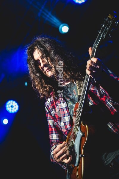 Kurt Vile & The Violators performing live at SWG3 in Glasgow. The acclaimed Philadelphia singer-songwriter and his band brought their signature hazy, guitar-driven sound to the renowned West End venue. Known for his laid-back vocal delivery and intricate fingerpicking, Vile delivered a captivating…