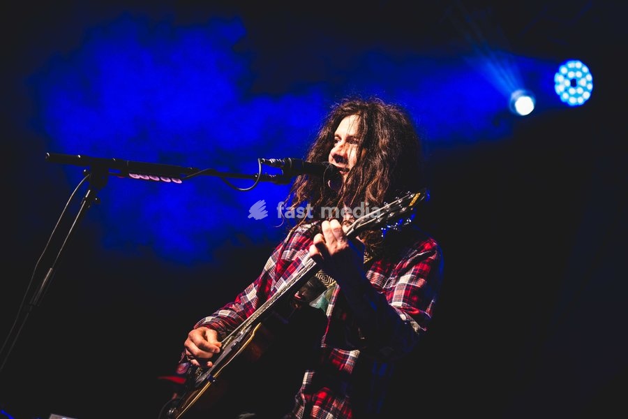 Kurt Vile & The Violators performing live at SWG3 in Glasgow. The acclaimed Philadelphia singer-songwriter and his band brought their signature hazy, guitar-driven sound to the renowned West End venue. Known for his laid-back vocal delivery and intricate fingerpicking, Vile delivered a captivating…