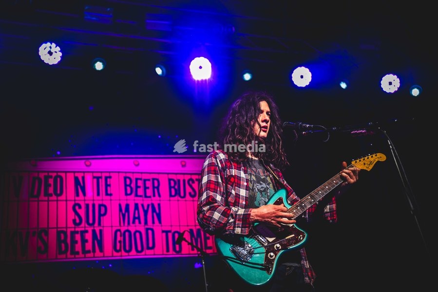 Kurt Vile & The Violators performing live at SWG3 in Glasgow. The acclaimed Philadelphia singer-songwriter and his band brought their signature hazy, guitar-driven sound to the renowned West End venue. Known for his laid-back vocal delivery and intricate fingerpicking, Vile delivered a captivating…