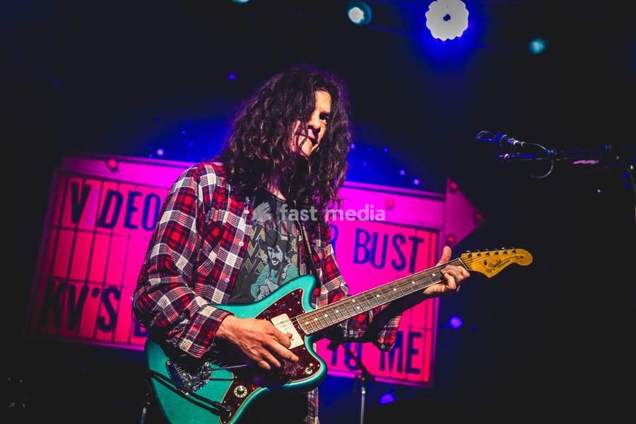 Kurt Vile & The Violators performing live at SWG3 in Glasgow. The acclaimed Philadelphia singer-songwriter and his band brought their signature hazy, guitar-driven sound to the renowned West End venue. Known for his laid-back vocal delivery and intricate fingerpicking, Vile delivered a captivating…