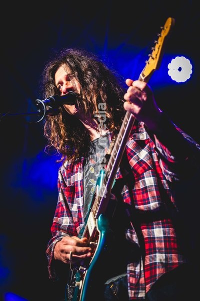 Kurt Vile & The Violators performing live at SWG3 in Glasgow. The acclaimed Philadelphia singer-songwriter and his band brought their signature hazy, guitar-driven sound to the renowned West End venue. Known for his laid-back vocal delivery and intricate fingerpicking, Vile delivered a captivating…
