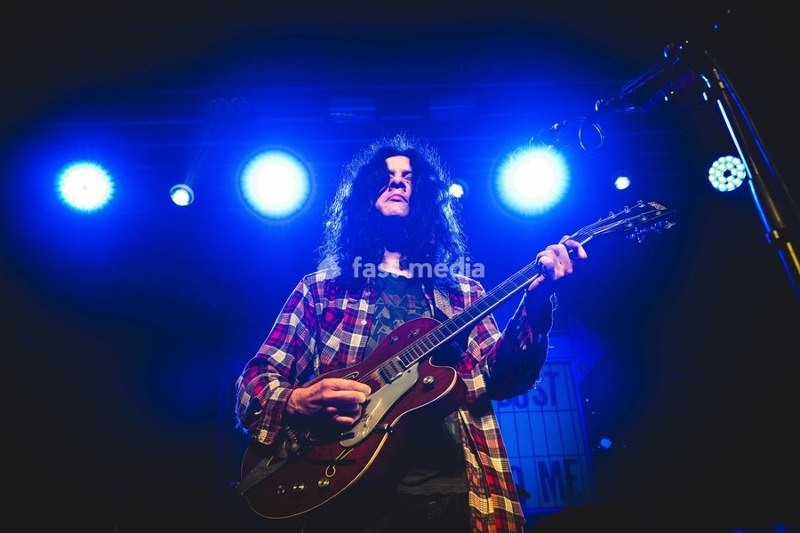 Kurt Vile & The Violators performing live at SWG3 in Glasgow. The acclaimed Philadelphia singer-songwriter and his band brought their signature hazy, guitar-driven sound to the renowned West End venue. Known for his laid-back vocal delivery and intricate fingerpicking, Vile delivered a captivating…