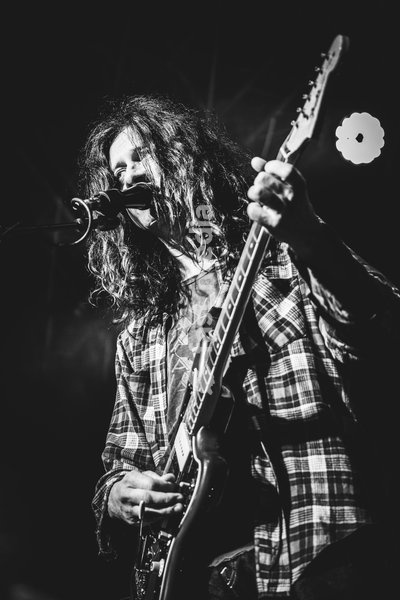 Kurt Vile & The Violators performing live at SWG3 in Glasgow. The acclaimed Philadelphia singer-songwriter and his band brought their signature hazy, guitar-driven sound to the renowned West End venue. Known for his laid-back vocal delivery and intricate fingerpicking, Vile delivered a captivating…