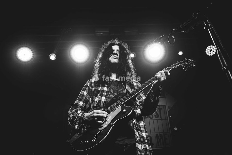 Kurt Vile & The Violators performing live at SWG3 in Glasgow. The acclaimed Philadelphia singer-songwriter and his band brought their signature hazy, guitar-driven sound to the renowned West End venue. Known for his laid-back vocal delivery and intricate fingerpicking, Vile delivered a captivating…