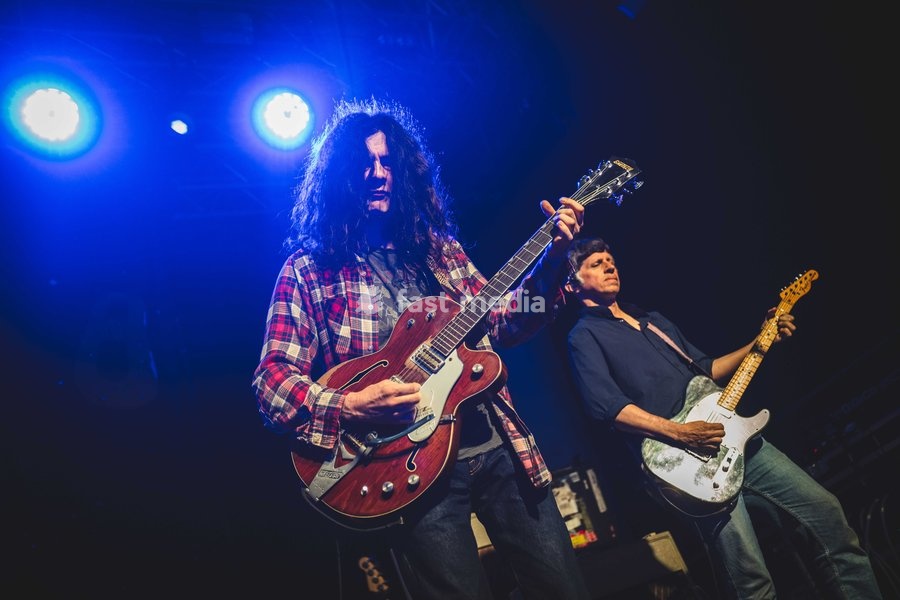 Kurt Vile & The Violators performing live at SWG3 in Glasgow. The acclaimed Philadelphia singer-songwriter and his band brought their signature hazy, guitar-driven sound to the renowned West End venue. Known for his laid-back vocal delivery and intricate fingerpicking, Vile delivered a captivating…