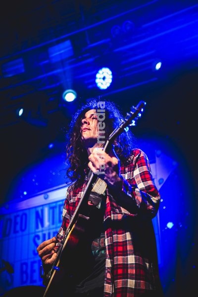 Kurt Vile & The Violators performing live at SWG3 in Glasgow. The acclaimed Philadelphia singer-songwriter and his band brought their signature hazy, guitar-driven sound to the renowned West End venue. Known for his laid-back vocal delivery and intricate fingerpicking, Vile delivered a captivating…