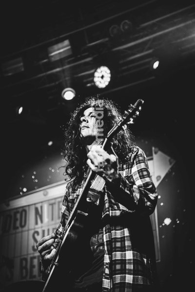 Kurt Vile & The Violators performing live at SWG3 in Glasgow. The acclaimed Philadelphia singer-songwriter and his band brought their signature hazy, guitar-driven sound to the renowned West End venue. Known for his laid-back vocal delivery and intricate fingerpicking, Vile delivered a captivating…
