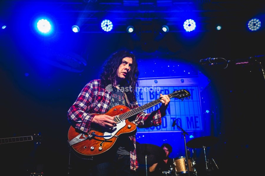 Kurt Vile & The Violators performing live at SWG3 in Glasgow. The acclaimed Philadelphia singer-songwriter and his band brought their signature hazy, guitar-driven sound to the renowned West End venue. Known for his laid-back vocal delivery and intricate fingerpicking, Vile delivered a captivating…
