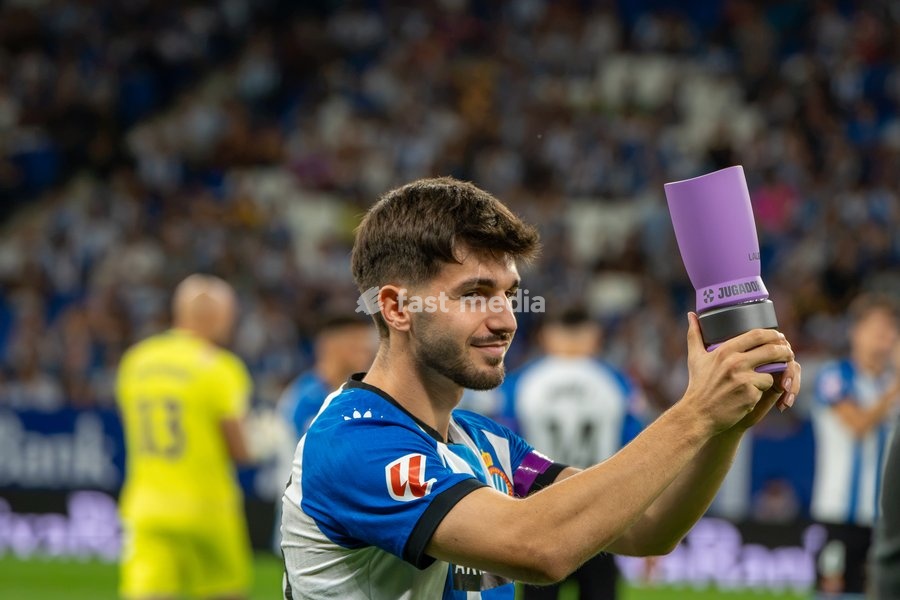 Javi Hernández of RCD Espanyol receives an award from LaLiga prior to the LaLiga EA Sports matchday 7 football match between RCD Espanyol and Elche CF at Stage Front Stadium on September 18, 2026 in Cornellà de Llobregat, Spain
