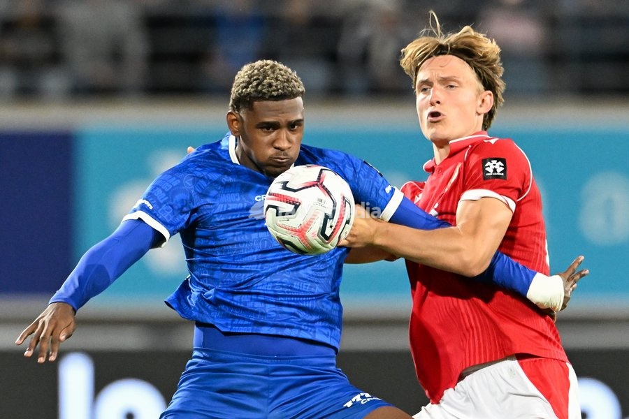 Gent's Josue Vergara and Standard's Ibe Hautekiet pictured in action during a soccer match between KAA Gent and Standard de Liege, Friday 18 September 2026 in Gent, on day 7 of the 2026-2027 'Jupiler Pro League' first division of the Belgian championship