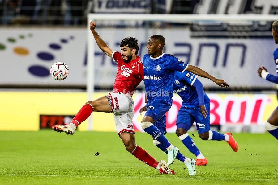 Standard's Rayan Touzghar and Gent's Michel-Ange Sumai Balikwisha fight for the ball during a soccer match between KAA Gent and Standard de Liege, Friday 18 September 2026 in Gent, on day 7 of the 2026-2027 'Jupiler Pro League' first division of the Belgian championship