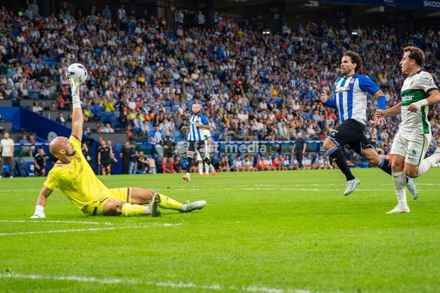 Marko Dmitrović of RCD Espanyol during the LaLiga EA Sports matchday 7 fixture between RCD Espanyol and Elche CF at Stage Front Stadium on September 18, 2026, in Cornellà de Llobregat, Spain