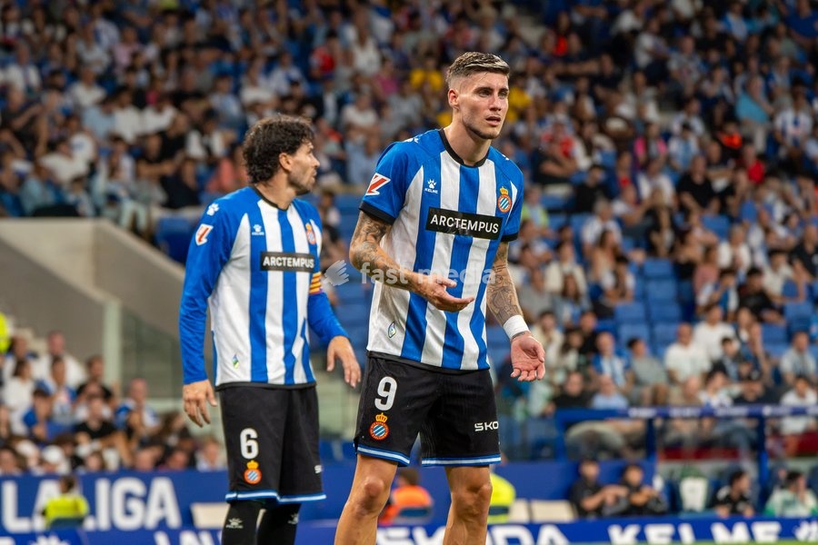 Roberto Fernández of RCD Espanyol during the LaLiga EA Sports matchday 7 fixture between RCD Espanyol and Elche CF at Stage Front Stadium on September 18, 2026, in Cornellà de Llobregat, Spain