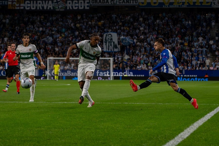 Bryan Zaragoza of RCD Espanyol in action during the LaLiga EA Sports matchday 7 football match between RCD Espanyol and Elche CF at Stage Front Stadium on September 18, 2026 in Cornellà de Llobregat, Spain
