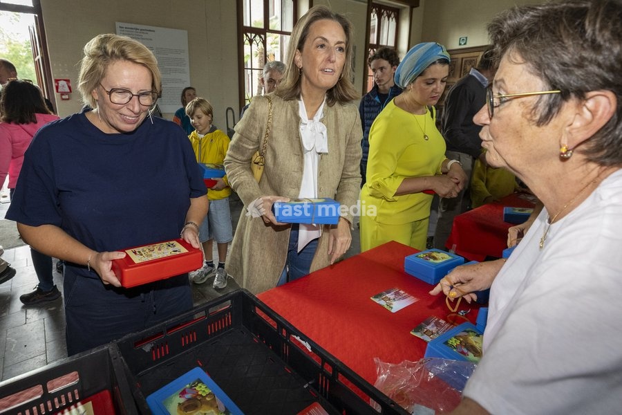 Caroline Gennez and Princess Claire of Belgium pictured during a symbolic initiative by the Queen Paola Foundation to create the longest lunch table, an attempt to break the Belgian record for the longest lunch table, on Saturday 19 September 2026 at the Botanic Garden, in Meise