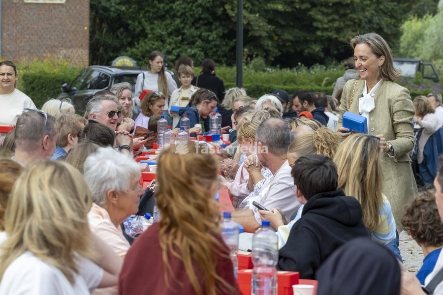 Princess Claire of Belgium (R) pictured during a symbolic initiative by the Queen Paola Foundation to create the longest lunch table, an attempt to break the Belgian record for the longest lunch table, on Saturday 19 September 2026 at the Botanic Garden, in Meise