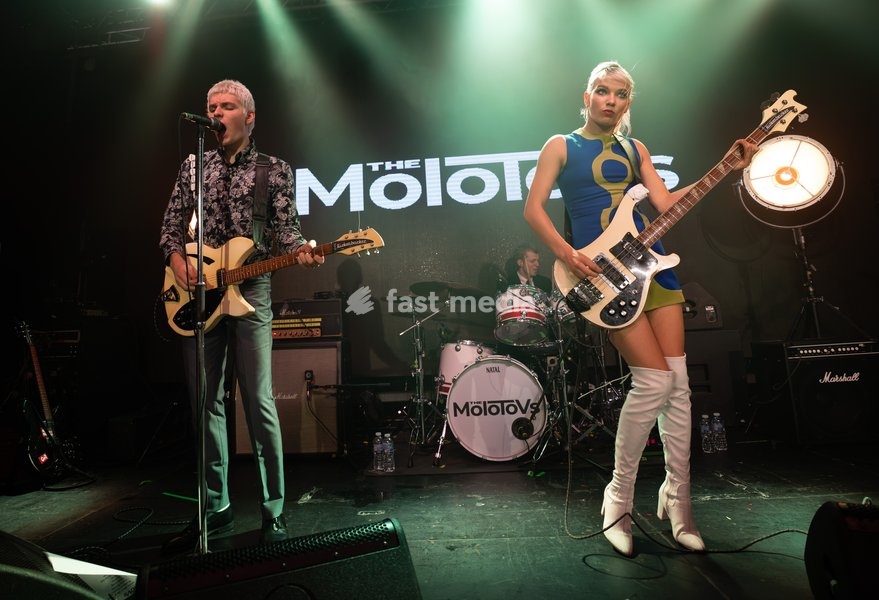 MATT and ISSEY CARTLIDGE of the band The Molotovs performing at The Arts Club in Liverpool, UK