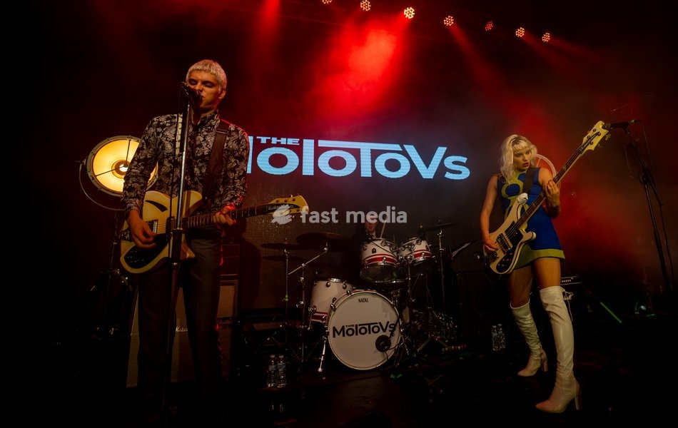 MATT and ISSEY CARTLIDGE of the band The Molotovs performing at The Arts Club in Liverpool, UK
