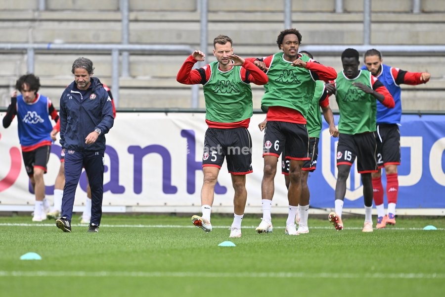 Seraing's players pictured before a soccer match between Jong Genk (U21) and RFC Seraing, Saturday 19 September 2026 in Genk, on day 6 of the 2026-2027 'Challenger Pro League' 1B second division of the Belgian championship