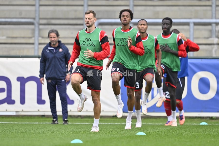 Seraing's players pictured before a soccer match between Jong Genk (U21) and RFC Seraing, Saturday 19 September 2026 in Genk, on day 6 of the 2026-2027 'Challenger Pro League' 1B second division of the Belgian championship