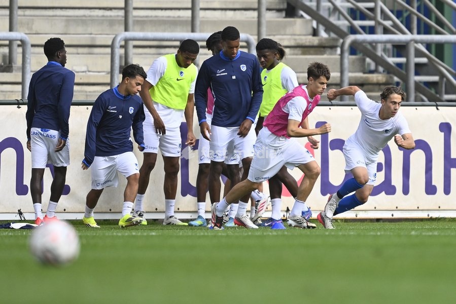 Jong Genk's players pictured before a soccer match between Jong Genk (U21) and RFC Seraing, Saturday 19 September 2026 in Genk, on day 6 of the 2026-2027 'Challenger Pro League' 1B second division of the Belgian championship