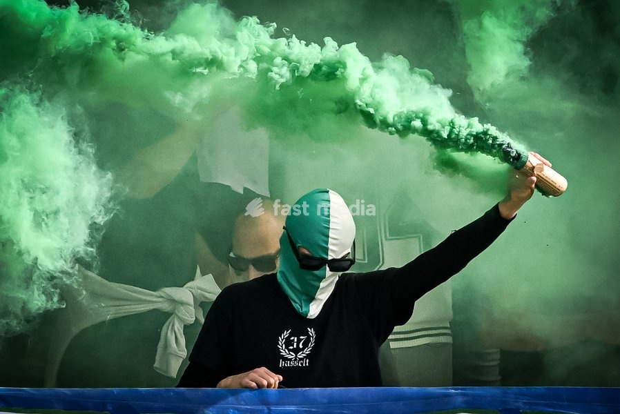 Supporters with fireworks and smoke bombs pictured during a soccer match between Sporting Hasselt and K. Beerschot VA, Saturday 19 September 2026 in Hasselt, on day 6 of the 2026-2027 'Challenger Pro League' 1B second division of the Belgian championship