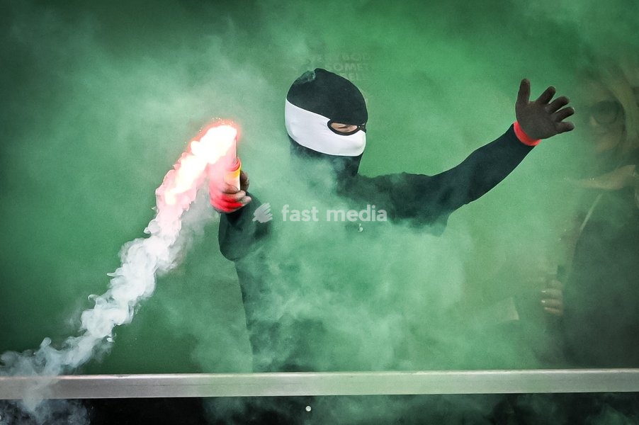 Supporters with fireworks and smoke bombs pictured during a soccer match between Sporting Hasselt and K. Beerschot VA, Saturday 19 September 2026 in Hasselt, on day 6 of the 2026-2027 'Challenger Pro League' 1B second division of the Belgian championship
