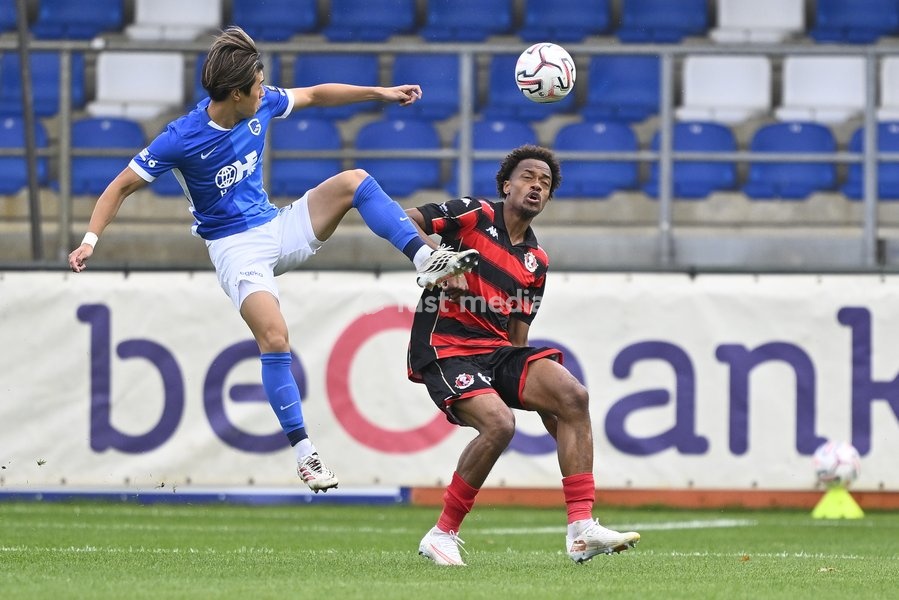 Jong Genk's Yumeki Yoshinaga and Seraing's Emmanuel Mutela Da Costa fight for the ball fight for the ball during a soccer match between Jong Genk (U21) and RFC Seraing, Saturday 19 September 2026 in Genk, on day 6 of the 2026-2027 'Challenger Pro League' 1B second division of the Belgian…