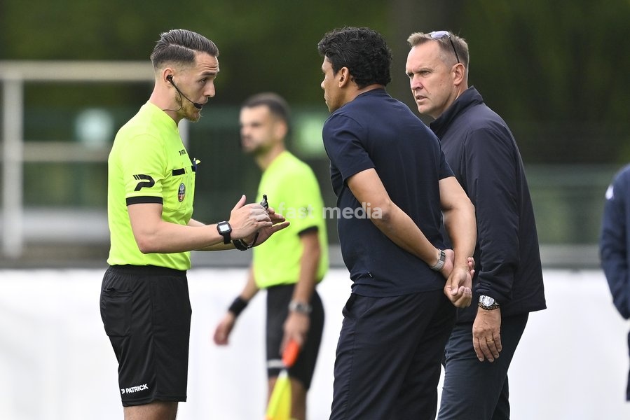 Referee Lukas Loockx,Jong Genk's head coach Igor de Camargo and Seraing's head coach Arnauld Mercier pictured during a soccer match between Jong Genk (U21) and RFC Seraing, Saturday 19 September 2026 in Genk, on day 6 of the 2026-2027 'Challenger Pro League' 1B second division of the Belgian…
