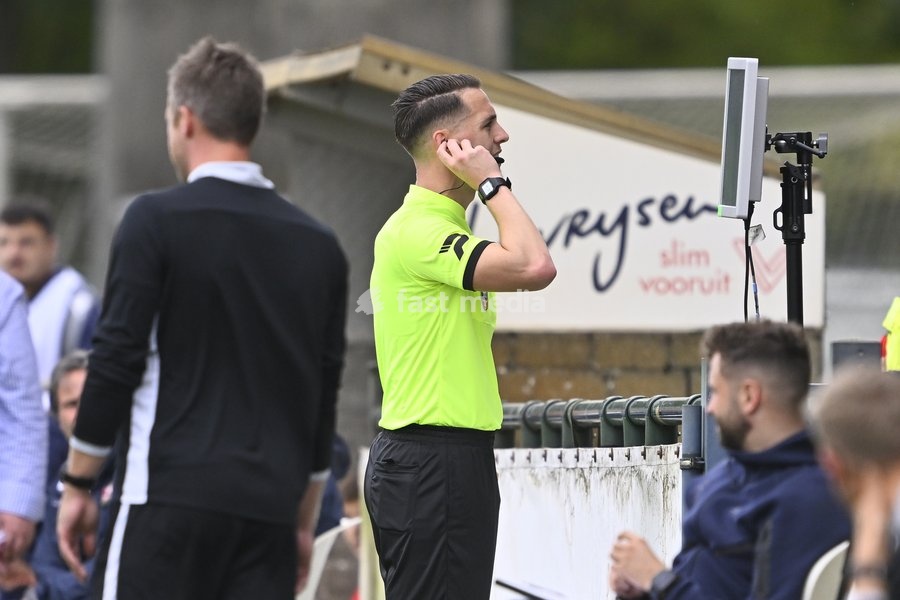 Referee Lukas Loockx pictured during a soccer match between Jong Genk (U21) and RFC Seraing, Saturday 19 September 2026 in Genk, on day 6 of the 2026-2027 'Challenger Pro League' 1B second division of the Belgian championship
